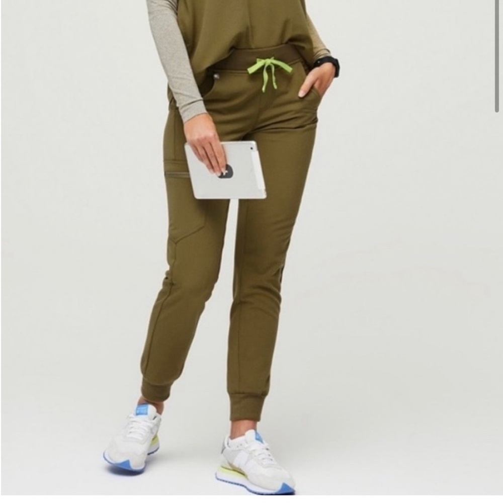 Figs Scrubs MARTINI OLIVE limited edition color Zamora Jogger Size M TALL